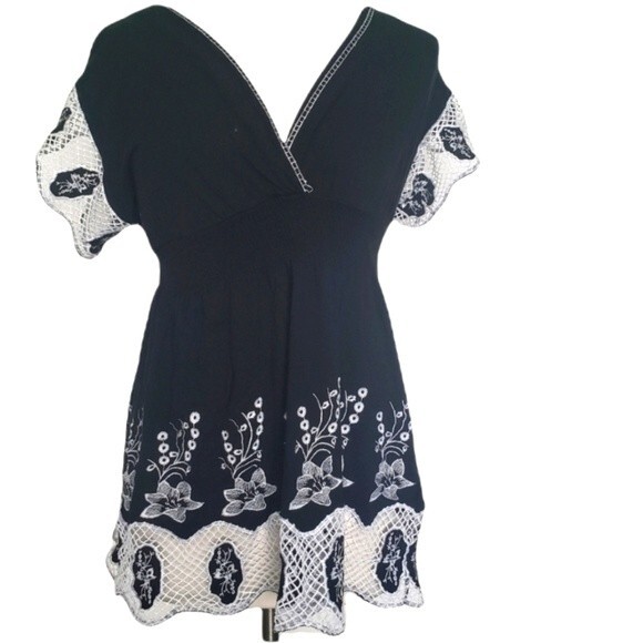 BCBGMaxAzria Black & White Embroidered Top - Picture 10 of 16